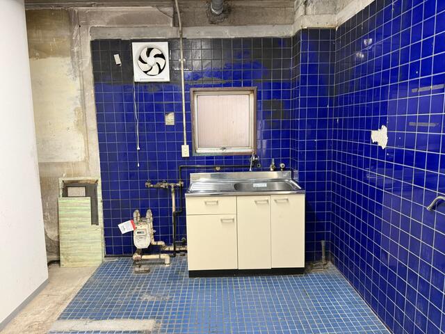 水回り正面（流し台・ガスメーター・給排水設備）