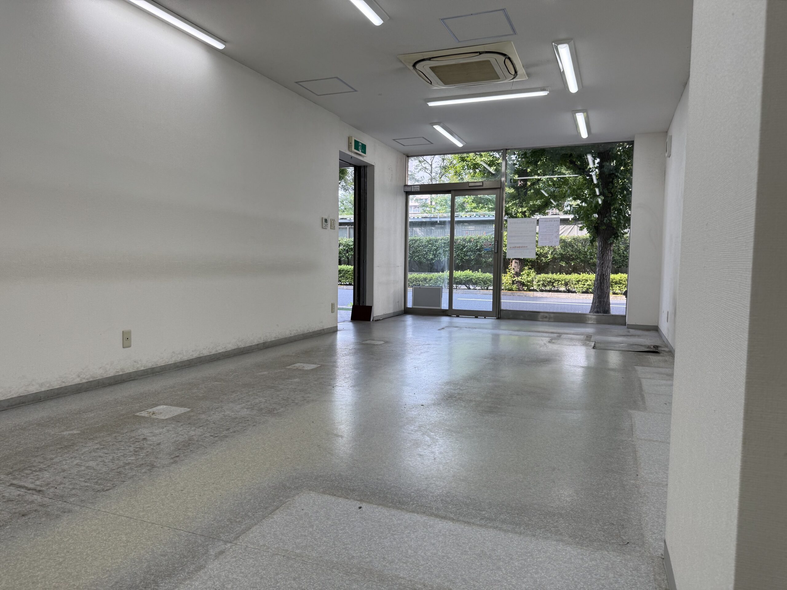 室内アングル2（窓面からの自然光）